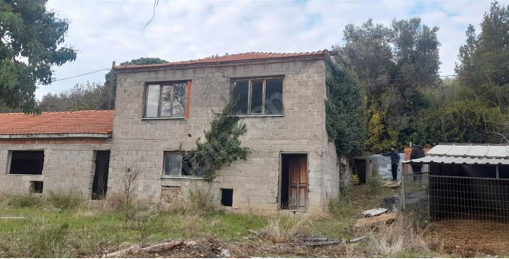 Çanakkale eceabatta arsa içinde kargır bina ve ağır